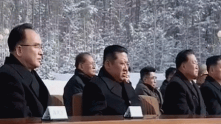 Kim Çen insanları mənfi 15 dərəcə şaxtada GÖZLƏTDİ - FOTO Kim Çen insanları mənfi 15 dərəcə şaxtada GÖZLƏTDİ - FOTO