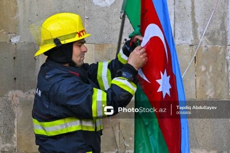 Azərbaycan və Türkiyə bayraqlarını yanğından mühafizə edən FHN əməkdaşları - FOTO