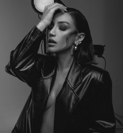 Xalq artisti alt paltarsız FOTOsu ilə gündəm oldu Xalq artisti alt paltarsız FOTOsu ilə gündəm oldu