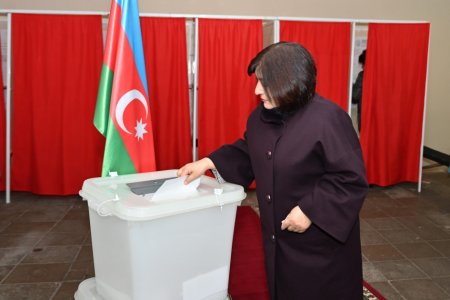 Sahibə Qafarova bu seçki məntəqəsində səs verdi - FOTOLAR Sahibə Qafarova bu seçki məntəqəsində səs verdi - FOTOLAR
