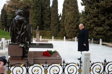 Mişustin Heydər Əliyevin məzarını ziyarət etdi - Foto Mişustin Heydər Əliyevin məzarını ziyarət etdi - Foto