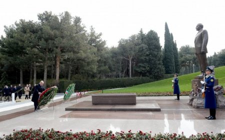 Mişustin Heydər Əliyevin məzarını ziyarət etdi - Foto Mişustin Heydər Əliyevin məzarını ziyarət etdi - Foto