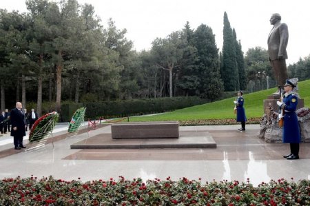 Mişustin Heydər Əliyevin məzarını ziyarət etdi - Foto Mişustin Heydər Əliyevin məzarını ziyarət etdi - Foto