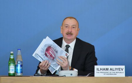 Prezident Natəvanın heykəlindən danışdı Prezident Natəvanın heykəlindən danışdı