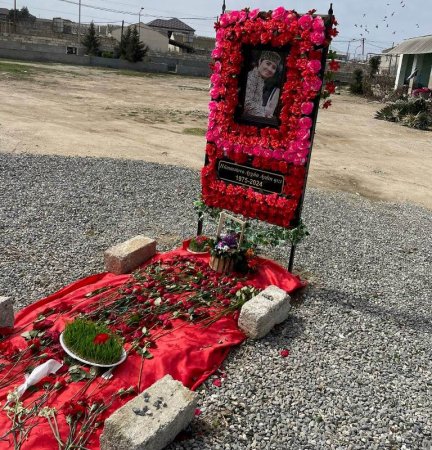 Aygün Bəylərin keçmiş həyat yoldaşı onun məzarından şəkil paylaşdı - FOTO Aygün Bəylərin keçmiş həyat yoldaşı onun məzarından şəkil paylaşdı - FOTO