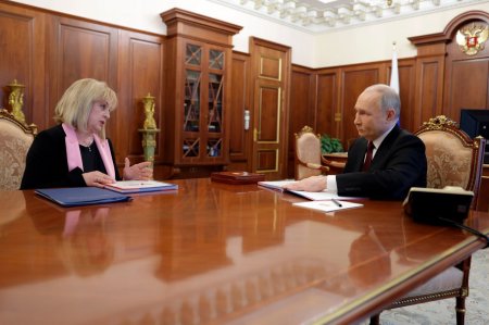 Putinə Rusiya prezidentinin vəsiqəsi təqdim edildi - Fotolar Putinə Rusiya prezidentinin vəsiqəsi təqdim edildi - Fotolar