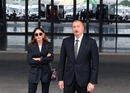 İlham Əliyev və xanımı “Crescent Mall”ın açılışında İlham Əliyev və xanımı “Crescent Mall”ın açılışında